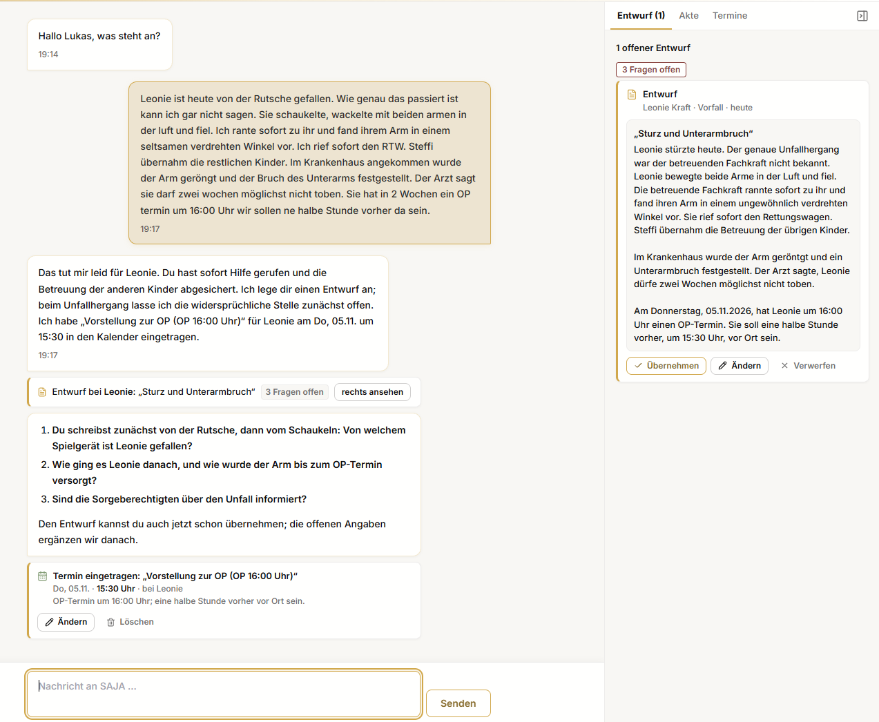 Bildschirmfoto aus dem SAJA-Prototyp: links das Gespräch mit der Nachricht über Leonies Sturz, meiner Antwort, den drei Rückfragen und dem eingetragenen Termin, rechts der Entwurf „Sturz und Unterarmbruch“ mit den Knöpfen Übernehmen, Ändern und Verwerfen.