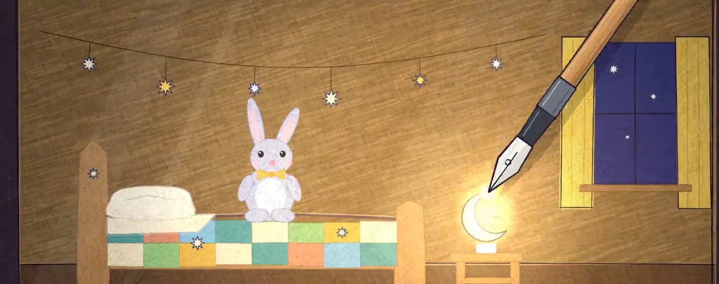 Standbild aus dem Video: ein frisch bezogenes Kinderbett mit einem Stoffhasen, warmes Licht im Zimmer.